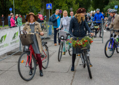 Retro velo tūrisma braucienā devās teju četri simti dalībnieki.