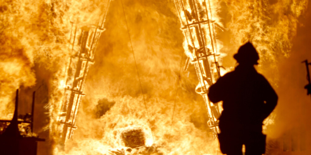 Festivālā "Burning Man" kāds vīrs apzināti ielēca lielajā ugunī