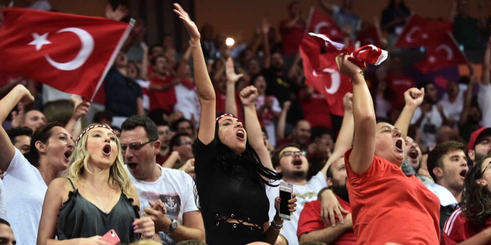 Turcijas basketbola izlase pirms spēles ar Latviju grūtā cīņā pieveic Beļģiju