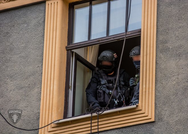 Rīgas klusajā centrā aizvadītas Valsts policijas rīkotās mācības, kuru laikā, realitātei pietuvinātos apstākļos, Valsts policijas pretterorisma vienība Omega veiksmīgi atrisināja izspēlēto ķīlnieku sagrābšanas situāciju.