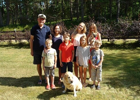 Bērnu ķirurgs Aigars Pētersons ar bērniem – dvīņu puikas Ernests un Rihards, vecākais dēls Edvards, mazmeita Elīna, jaunākā meita Nora, vidējā meita Katrīna un vecākā meita Liene.