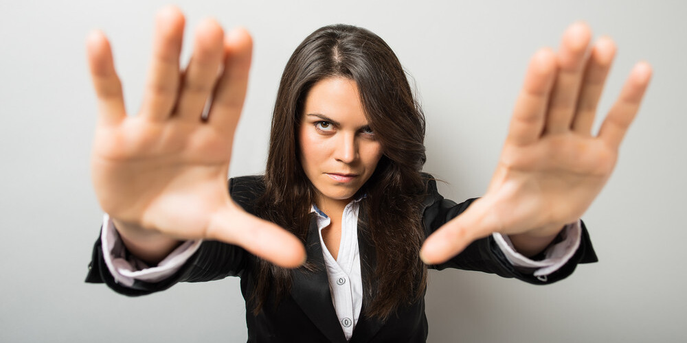 Blēde upuri suģestē pat tiktāl, ka sievietes dodas uz bankomātu, lai izņemtu naudu, ar kuru samaksāt par zīlnieces pakalpojumu. 