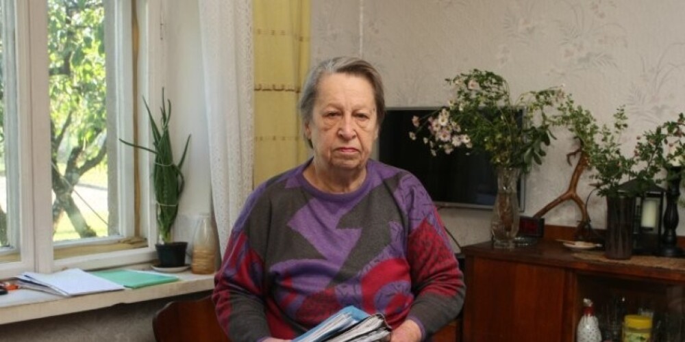 Gita Karlsberga jaunībā kopā ar vīru uzcēla māju Rīgā, Imantas ielā 25. Tagad astoņdesmitgadīgo kundzi tiesu izpildītājs grasās izmest uz ielas. Izrādās, kaimiņiene Anda Abricka, viltojot Karlsbergas parakstu, 2007. gadā ieķīlājusi viņas māju un „Parekss bankā” paņēmusi 86 000 eiro lielu kredītu. Naudu nav atdevusi, un pērn Karlsbergas māja pārdota izsolē. Tiesa īpašnieces argumentus neņem vērā un uzskata, ka taisnība ir bankai un tiesu izpildītājam. Karlsberga par savu naudu veikusi rokrakstu ekspertīzi, kas pierāda, ka viņas paraksti ir viltoti, taču policiju šie atzinumi neinteresē.