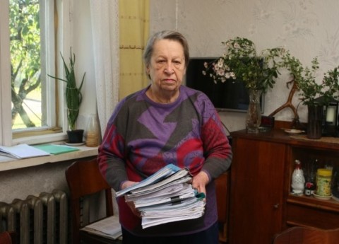Pensionārei izkrāpj māju