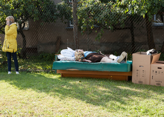 83 gadus veco Gitu Karlsbergu izliek no viņai izkrāptās mājas