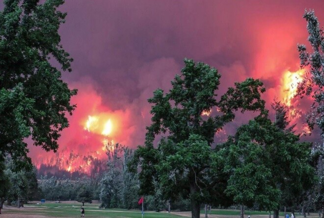 Golferi turpina spēli, neskatoties uz netālu esošo ugunsgrēku. 