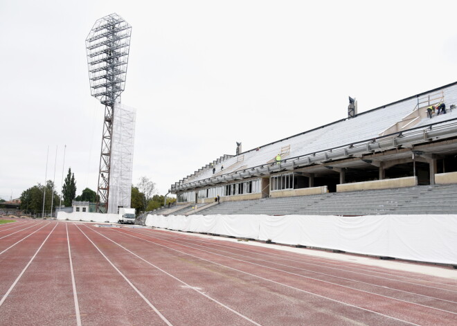 Notiek Daugavas stadiona rekonstrukcijas darbi un tiek uzsākta jauno tribīņu būvniecība.