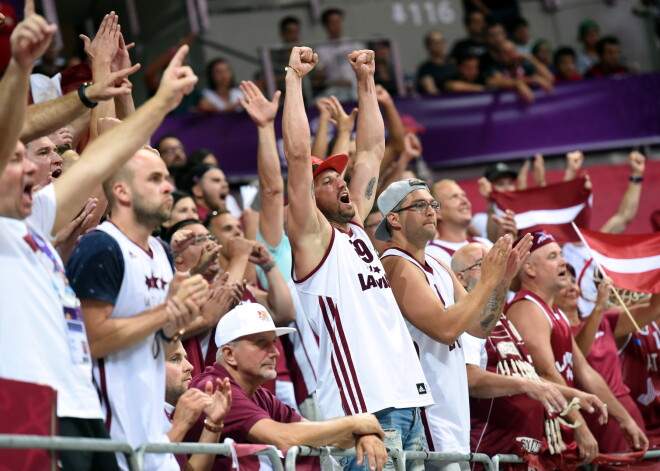 Latvijas basketbolisti nervozā cīņā gūst svarīgu uzvaru pār Turciju