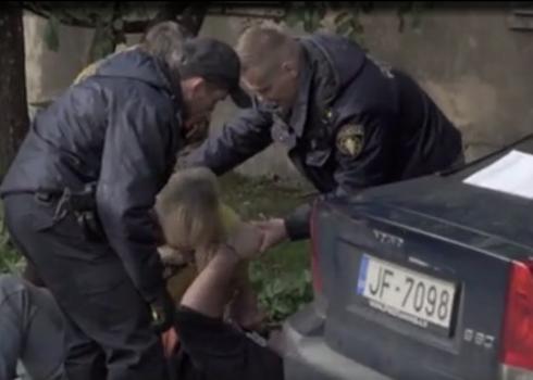 Policija komentē video, kurā redzams, kā rokudzelžos saslēdz no mājas izliktās pensionāres Gitas radiniekus