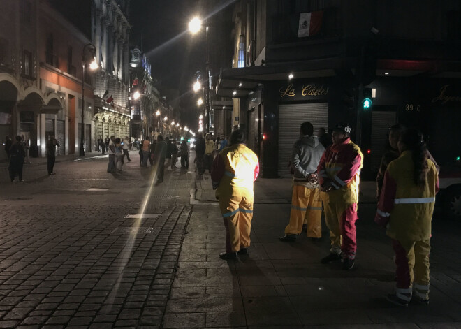 Astoņu magnitūdu zemestrīce izraisa paniku Meksikā.