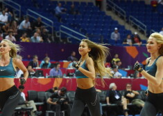 Karsējmeiteņu grupa ''Red Foxes'' no Ukrainas uzstājas Eiropas čempionāta finālturnīrā. Vidū - lietuviete Egle Andreikaite.