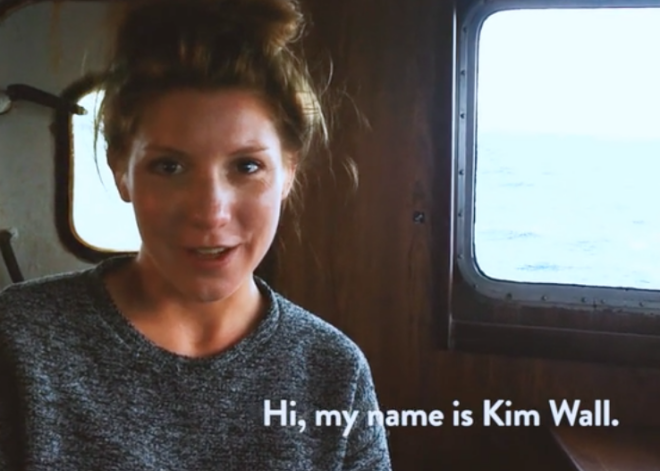 Ar svecītēm un naudas ziedojumiem piemin 30 gados mirušo žurnālisti Kimu Vallu