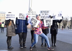 Rīgas Pedagoģijas un izglītības vadības akadēmijas studenti un personāls dodas protesta gājienā no Izglītības un zinātnes ministrijas uz Ministru kabinetu, lai nodotu vēstuli ar studentu parakstiem pret augstskolas reorganizāciju.