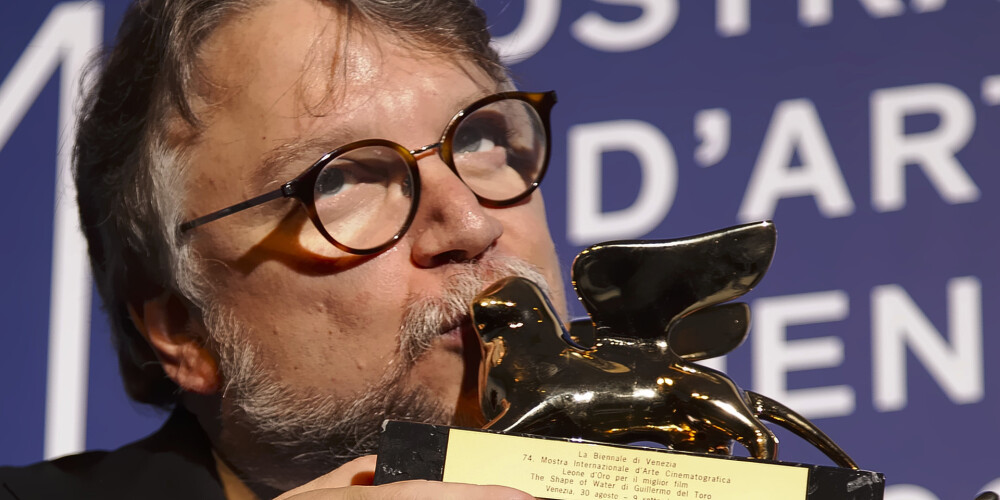 Venēcijas kinofestivāla ''Zelta lauvu'' saņem Giljermo del Toro filma ''Ūdens forma''.
