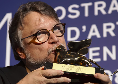 Venēcijas kinofestivāla ''Zelta lauvu'' saņem Giljermo del Toro filma ''Ūdens forma''.
