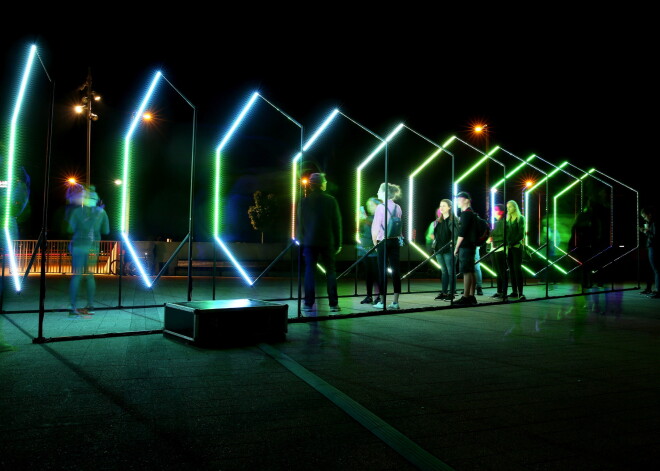 Cilvēki Rīgā bauda "Balto nakti"