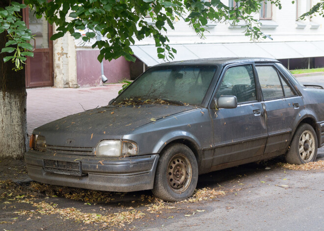 Kamēr vieniem personīgais auto ir tikai sapnis, citi savus spēkratus vienkārši pamet māju iekšpagalmos