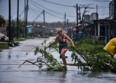 Viesušvētra "Irma" sasniedz Floridu. 