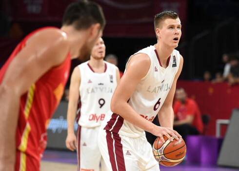 Eiropas čempionāta astotdaļfināls: Latvijas basketbolisti pēc puslaika ar 16 punktu pārsvaru uzvar Melnkalni