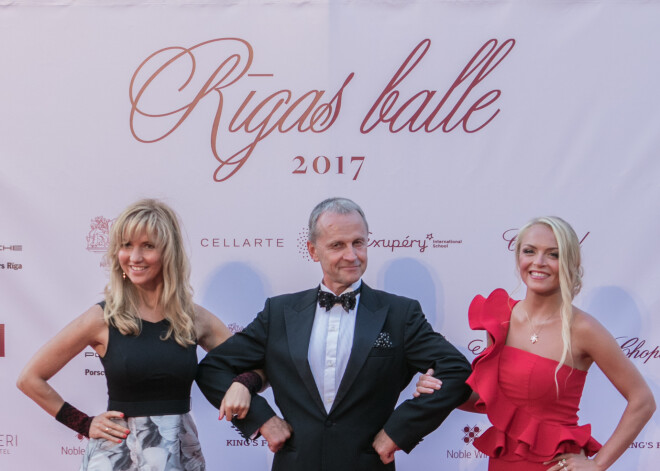 2017. gada 9. septembrī Melngalvju namā notika tradicionālā "Rīgas balle", kur dāmas un kungi vakartērpos ballējās līdz pat rītam.