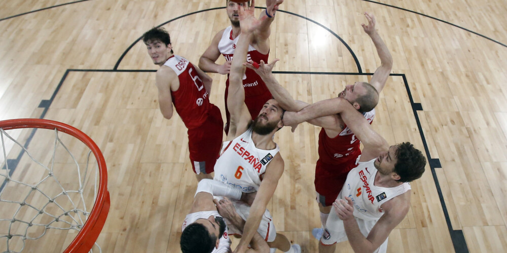 Spānijas basketbolisti uzvar Turciju un sasniedz Eiropas čempionāta ceturtdaļfinālu