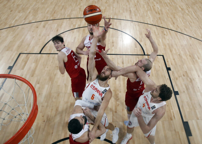 Spānijas basketbolisti uzvar Turciju un sasniedz Eiropas čempionāta ceturtdaļfinālu