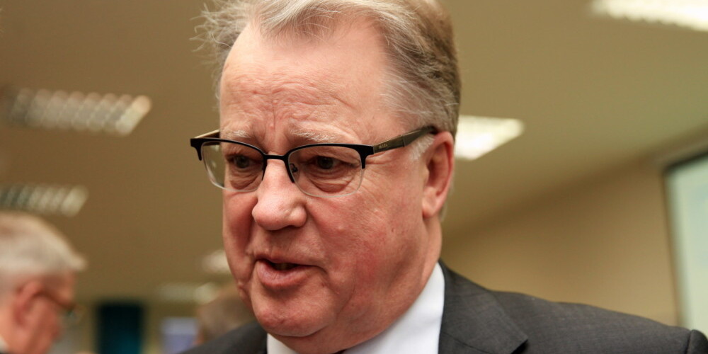 Guntis Ulmanis (agrāk Guntis Rumpītis; dzimis 1939. gada 13. septembrī Rīgā) ir latviešu politiķis. Viņš bija pirmais Latvijas Valsts prezidents pēc valsts neatkarības atjaunošanas laikā no 1993. līdz 1999. gadam. Politikā ienāca kā Latvijas Zemnieku savienības biedrs, galvenokārt tādēļ, ka ir pēdējā pirmskara Latvijas prezidenta Kārļa Ulmaņa brāļa mazdēls. Pēc ilga pārtraukuma atsāka politisko darbību 2010. gadā, kad kļuva par apvienības "Par Labu Latviju" valdes priekšsēdētāju un no tās saraksta tika ievēlēts 10. Saeimā.