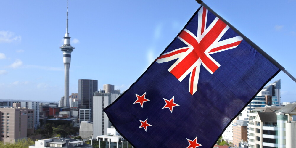 Jaunzēlande ir valsts Okeānijas dienvidrietumos un Klusā okeāna dienvidrietumu daļā. No Austrālijas to atdala Tasmāna jūra. Ietilpst 3 lielas salas un vairākas nelielas saliņas un salu grupas. No Jaunzēlandes atkarīgas teritorijas ir Niue, Kuka Salas, Tokelau un Rosa Teritorija Antarktīdā. Galvaspilsēta Velingtona, lielākās pilsētas ir Oklenda, Hamiltona, Neipīra, Kraistčērča un Danīdina.