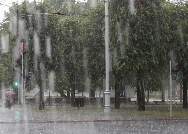 Meteorologi brīdina par stipru lietu Latvijas rietumos