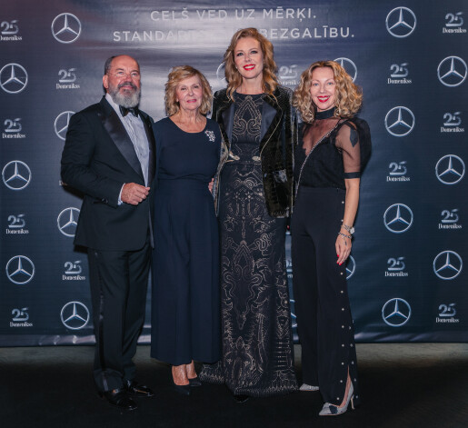 No kreisās: Vitālijs Daņiļenko, Silvija Bebre, Benita Sadauska, Olga Kolotova.