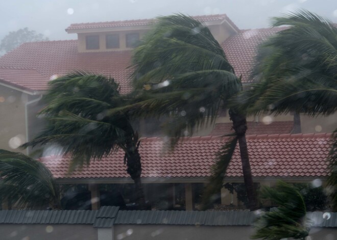 "Irma" Floridā izraisījusi plūdus, atstājusi bez elektroapgādes vairāk nekā pusotru miljonu klientu, un miljoniem cilvēku evakuējušies.