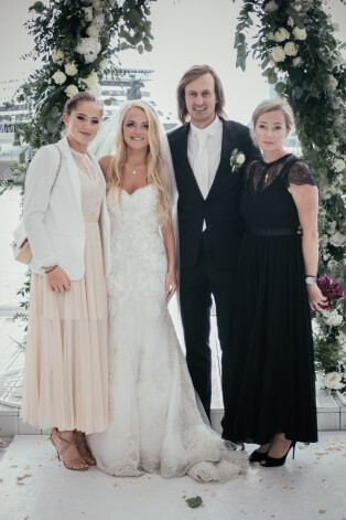 Starp kāzu viesiem bija līgavas viena no tuvākajām draudzenēm, šī brīža pasaulē desmitā labākā tenisiste Aļona Ostapenko ar mammu Jeļenu.