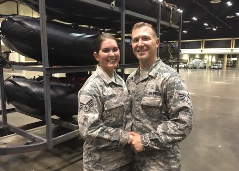 Viņu kāzas nespēja iztraucēt pat "Irma": viesuļvētras laikā apprecas ASV lidotāji Lorēna un Maikls