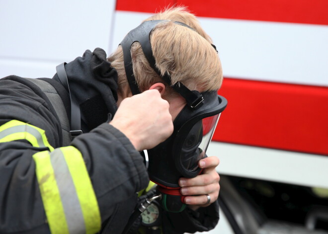 Vecmīlgrāvi pārņēmusi neciešama smaka, VUGD iedzīvotājiem iesaka aizvērt logus un noslēgt ventilāciju