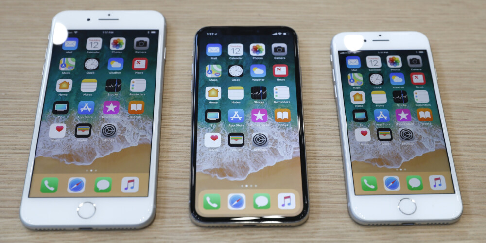 "Apple" fani beidzot sagaidījuši jaunos iPhone tālruņus. Latvijā tos varēs nopirkt jau šomēnes