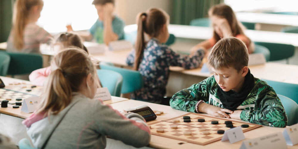 Центр интеллектуального развития «Domātprieks» приглашает детей тренировать ум, играя в шашки