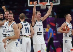 Slovēnijas basketbolisti pēc mača finālsvilpes.