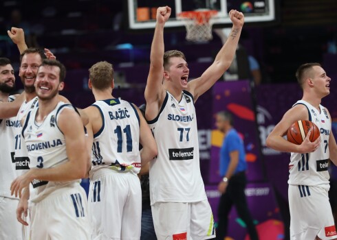 Slovēnijas basketbolisti pēc mača finālsvilpes.