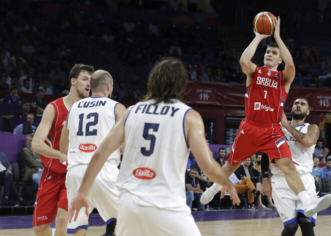 Serbijas basketbolisti pārliecinoši iekļūst Eiropas čempionāta pusfinālā un nokārto Latvijai piekto vietu