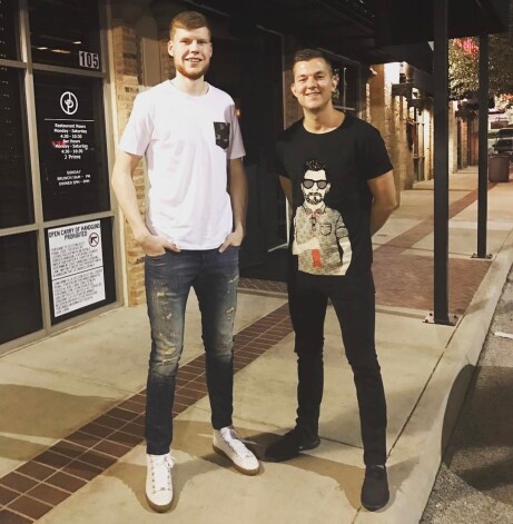 С баскетболистом команды Spurs из Сан-Антонио Дависом Бертансом в США