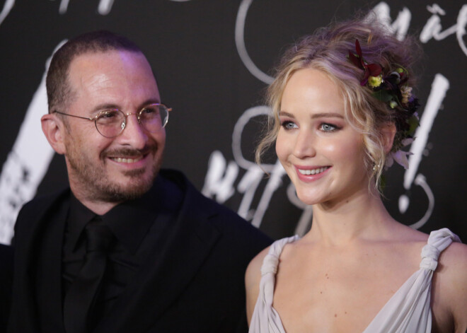 Aktrise Dženifera Lorensa Ņujorkā apmeklējusi filmas „Mother!” pirmizrādes vakaru. Preses fotogrāfiem viņa pozē kopā ar filmas kolēģi aktieri Havjēru Bardemu un kinolentes režisoru un mīļoto vīrieti vienā personā Darenu Aronovski.