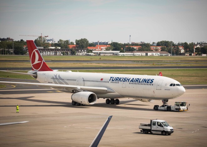 Bumbas draudu dēļ no “Turkish Airlines” lidmašīnas evakuēti 111 pasažieri