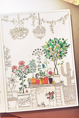 Krāsošana nomierina. Ieva atsākusi krāsot smalkos pastmarkas izmēra zīmējumus.