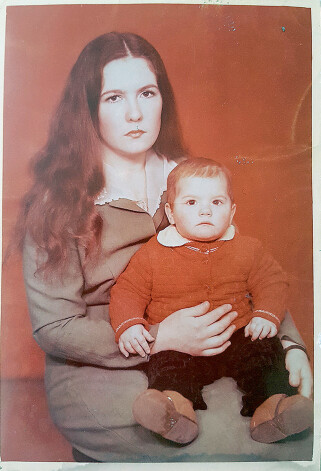 Ieva savā bērnībā kopā ar mammu.