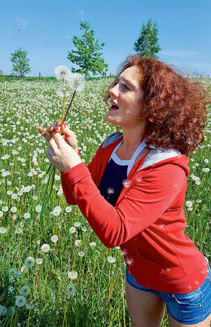 Ieva laukos. "Man ļoti patīk čiekuri un pieneņu pūkas," viņa saka.