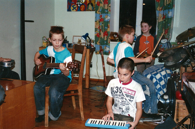 Viens no pirmajiem grupas "Žirafes" mēģinājumiem. Pie bungām Emīls, Edgars spēlē ģitāru.