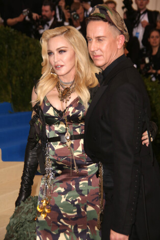 Madonna ar modes dizaineru Džeremiju Skotu Met Gala kostīmu ballē šā gada maijā.