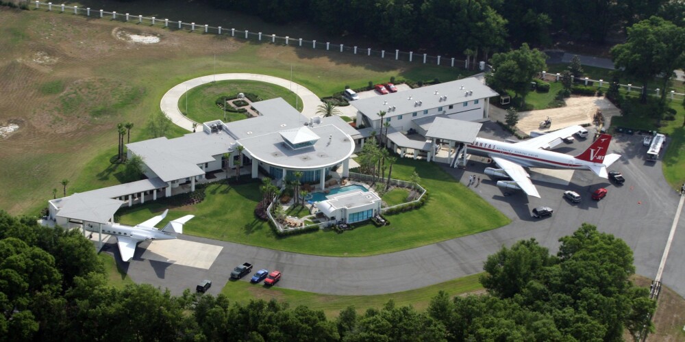 Džonam Travoltam pie mājas ir sava privāta lidosta