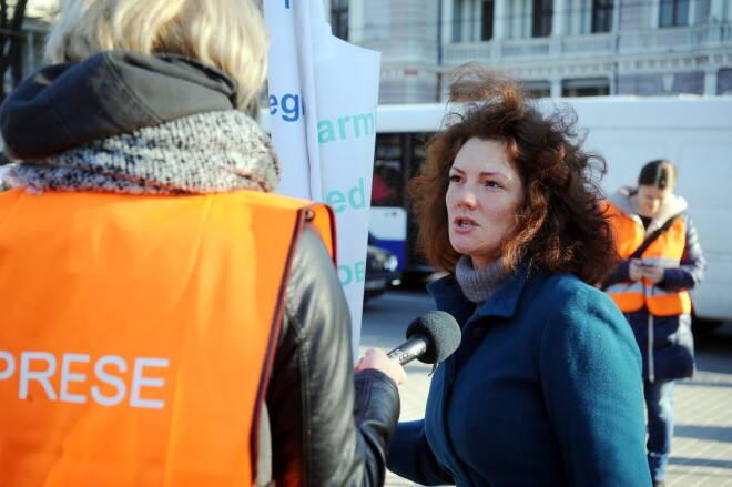 Piketā pie Krievijas vēstniecības Latvijā - protestējot pret PSRS un nacistiskās Vācijas īstenoto prettiesisko rīcību okupētās Latvijas teritorijā 2. pasaules kara laikā.