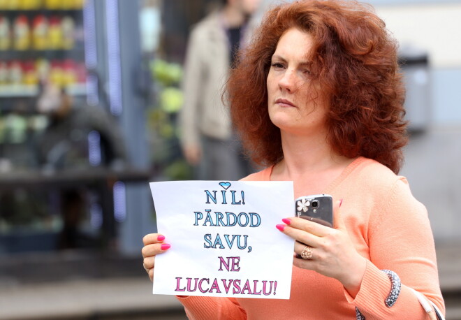 Piketā pie Rīgas domes - protestējot pret Rīgas izpārdošanu un Lucavsalas privatizāciju.